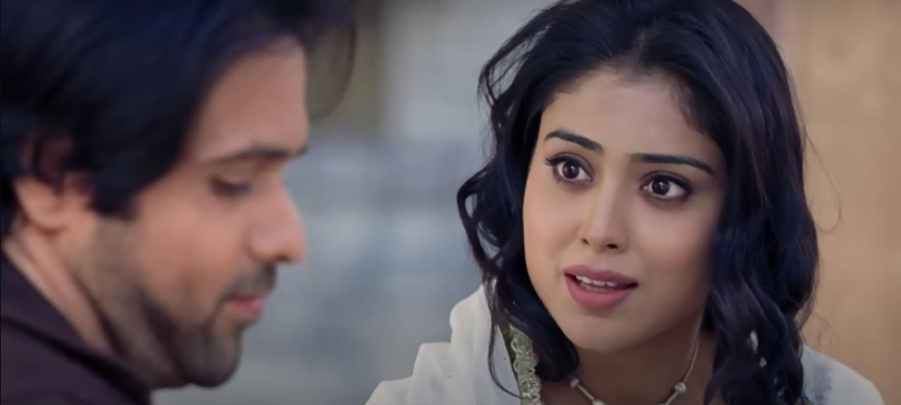 Toh Phir Aao – Awarapan
Starring Shriya Saran and Emraan Hashmi, this song beautifully reflects the inner turmoil of lost love. Not only the song, this movie of Mohit Suri went on to become cult classic with it’s sequel in talks.